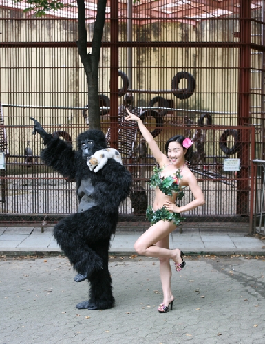 Performance de l'artiste avec un Gorille et son chat CoCo Chanel  - 2007