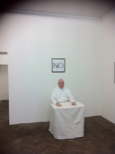 Performance YES r&eacute;alis&eacute;e &agrave; la galerie le 23/03/2012 - 