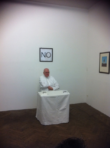 Performance YES r&eacute;alis&eacute;e &agrave; la galerie le 23/03/2012 - 