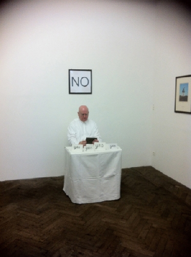 Performance YES r&eacute;alis&eacute;e &agrave; la galerie le 23/03/2012 - 