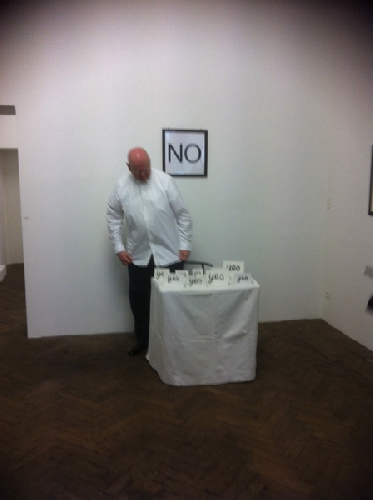 Performance YES r&eacute;alis&eacute;e &agrave; la galerie le 23/03/2012 - 